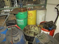 Lot 489 - kar, stapelrek met producten - afbeelding 4 van  4