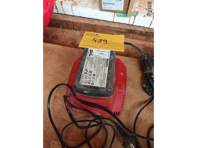 Lot 489 - lader en accu hilti - afbeelding 1 van  2