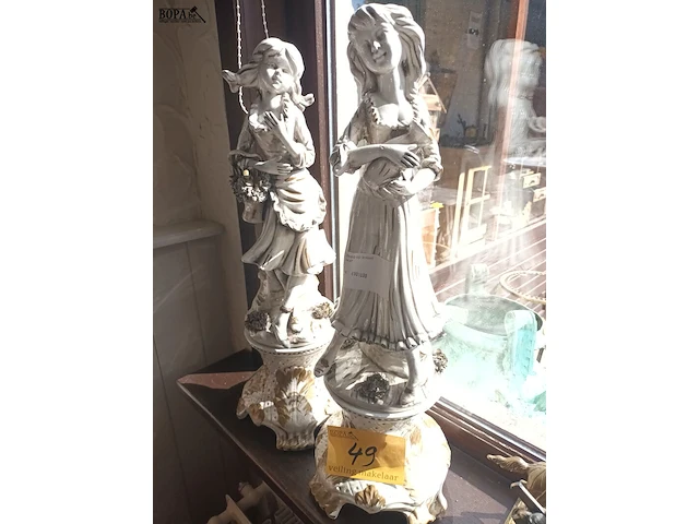 Lot 49 - beeld meisje op sokkel. 2 stuks - afbeelding 1 van  5