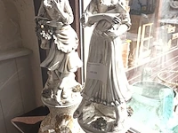 Lot 49 - beeld meisje op sokkel. 2 stuks - afbeelding 1 van  5