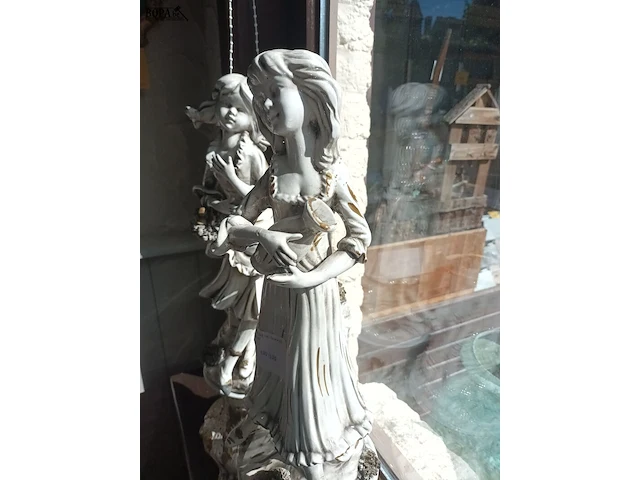 Lot 49 - beeld meisje op sokkel. 2 stuks - afbeelding 2 van  5