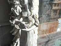 Lot 49 - beeld meisje op sokkel. 2 stuks - afbeelding 2 van  5