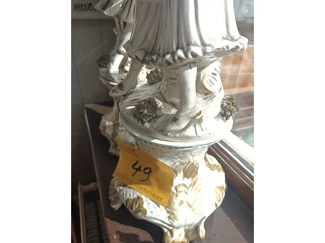 Lot 49 - beeld meisje op sokkel. 2 stuks - afbeelding 3 van  5