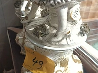 Lot 49 - beeld meisje op sokkel. 2 stuks - afbeelding 3 van  5
