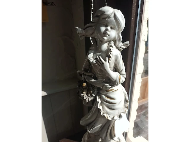 Lot 49 - beeld meisje op sokkel. 2 stuks - afbeelding 4 van  5