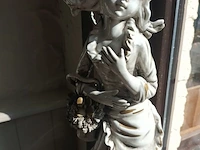 Lot 49 - beeld meisje op sokkel. 2 stuks - afbeelding 4 van  5