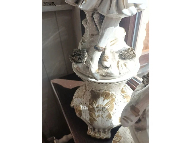 Lot 49 - beeld meisje op sokkel. 2 stuks - afbeelding 5 van  5