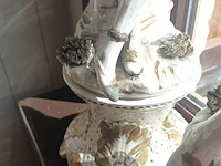 Lot 49 - beeld meisje op sokkel. 2 stuks - afbeelding 5 van  5