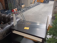 Lot 49 - bijzettafel en plexischerm - afbeelding 1 van  4