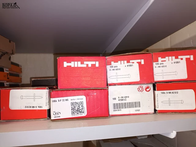 Lot 49 - paslode en hilti nagels. 18 dozen - afbeelding 2 van  3