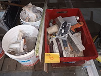 Lot 49 - plamuurgereedschap - afbeelding 1 van  4