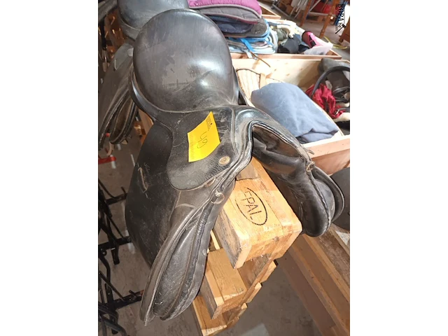 Lot 49 - zadel - afbeelding 2 van  3