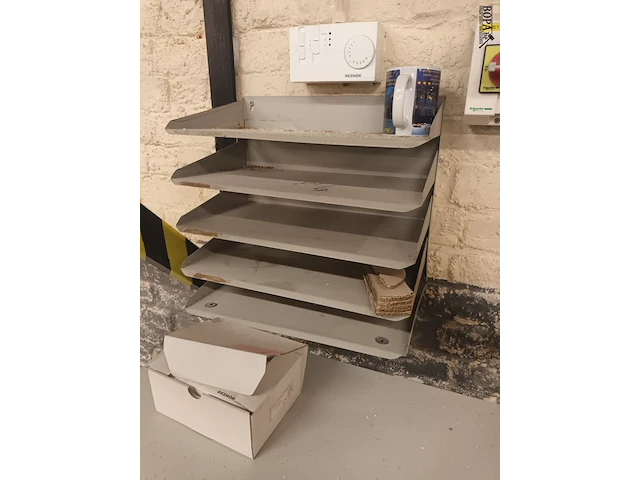 Lot 491 - dossierkast en sorteerbakje - afbeelding 3 van  5