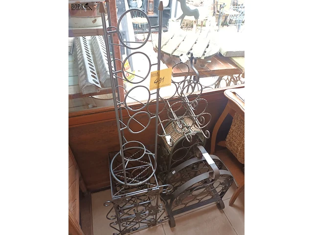 Lot 491 - smeedijzeren wijnrekjes. 5 stuks - afbeelding 1 van  5