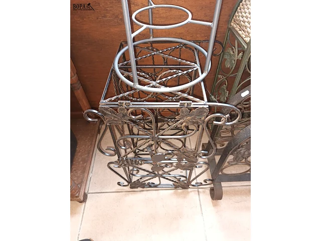 Lot 491 - smeedijzeren wijnrekjes. 5 stuks - afbeelding 3 van  5