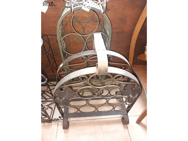 Lot 491 - smeedijzeren wijnrekjes. 5 stuks - afbeelding 4 van  5