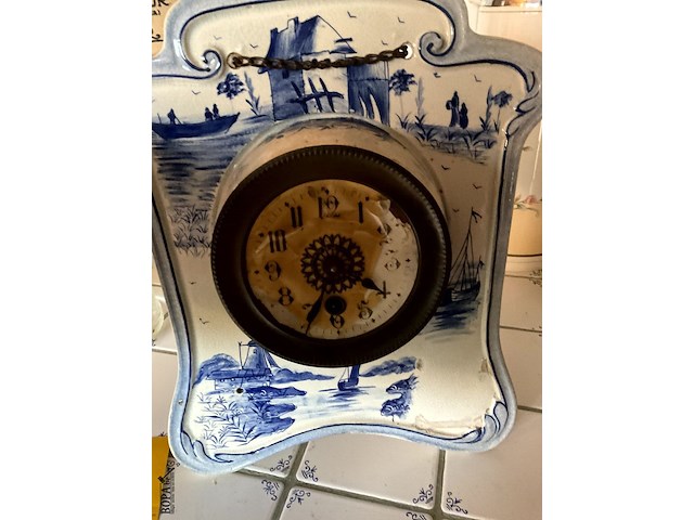 Lot 493 - delft keukenklok gemerkt - afbeelding 2 van  3