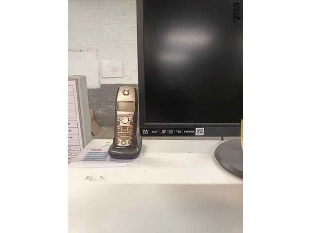 Lot 494 - computer configuratie, radio en telefoon - afbeelding 3 van  8