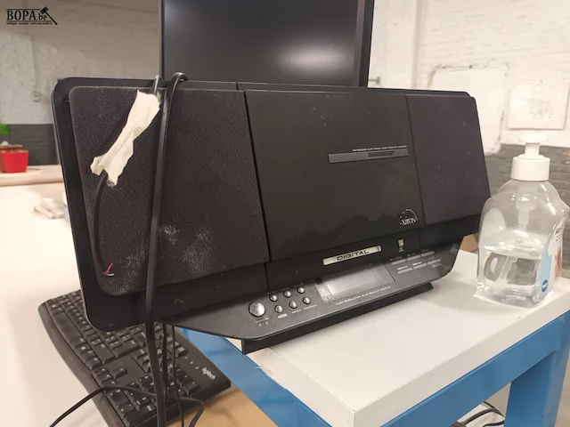 Lot 494 - computer configuratie, radio en telefoon - afbeelding 6 van  8