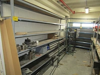 Lot 494 - metalen rekken met onderdelen. 3 stuks - afbeelding 1 van  9