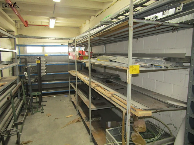 Lot 494 - metalen rekken met onderdelen. 3 stuks - afbeelding 2 van  9