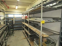 Lot 494 - metalen rekken met onderdelen. 3 stuks - afbeelding 2 van  9
