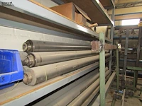 Lot 494 - metalen rekken met onderdelen. 3 stuks - afbeelding 4 van  9