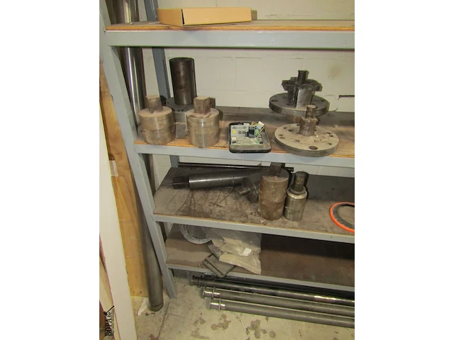 Lot 494 - metalen rekken met onderdelen. 3 stuks - afbeelding 5 van  9