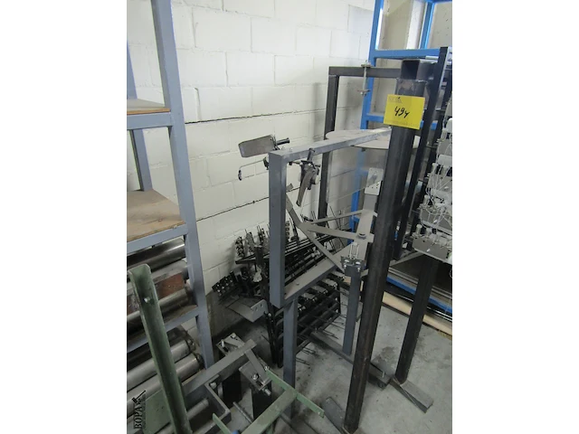 Lot 494 - metalen rekken met onderdelen. 3 stuks - afbeelding 6 van  9