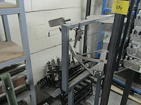 Lot 494 - metalen rekken met onderdelen. 3 stuks - afbeelding 6 van  9