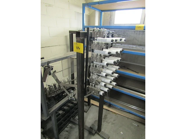 Lot 494 - metalen rekken met onderdelen. 3 stuks - afbeelding 7 van  9