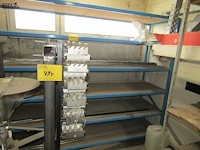 Lot 494 - metalen rekken met onderdelen. 3 stuks - afbeelding 8 van  9