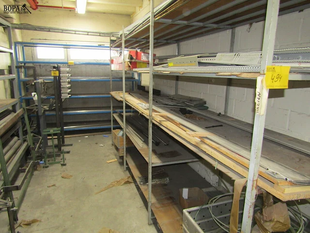 Lot 494 - metalen rekken met onderdelen. 3 stuks - afbeelding 9 van  9