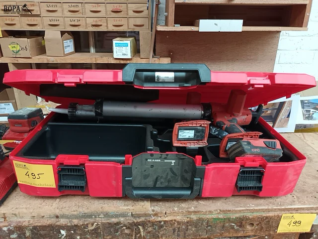 Lot 495 - accu kitspuit hilti. 2 stuks - afbeelding 1 van  5