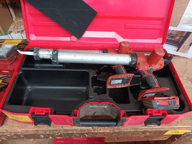 Lot 495 - accu kitspuit hilti. 2 stuks - afbeelding 2 van  5