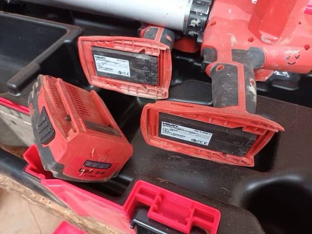 Lot 495 - accu kitspuit hilti. 2 stuks - afbeelding 3 van  5