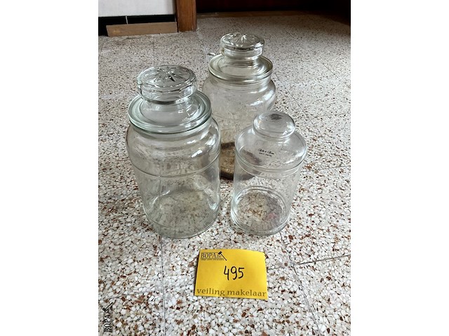 Lot 495 - grote glazenbokalen met stop, 3 stuks - afbeelding 1 van  2