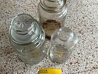 Lot 495 - grote glazenbokalen met stop, 3 stuks - afbeelding 2 van  2