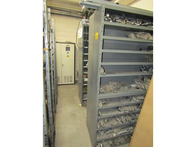 Lot 495 - rekken, haspel en infobord - afbeelding 2 van  5