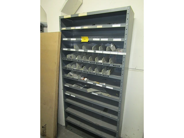 Lot 495 - rekken, haspel en infobord - afbeelding 3 van  5