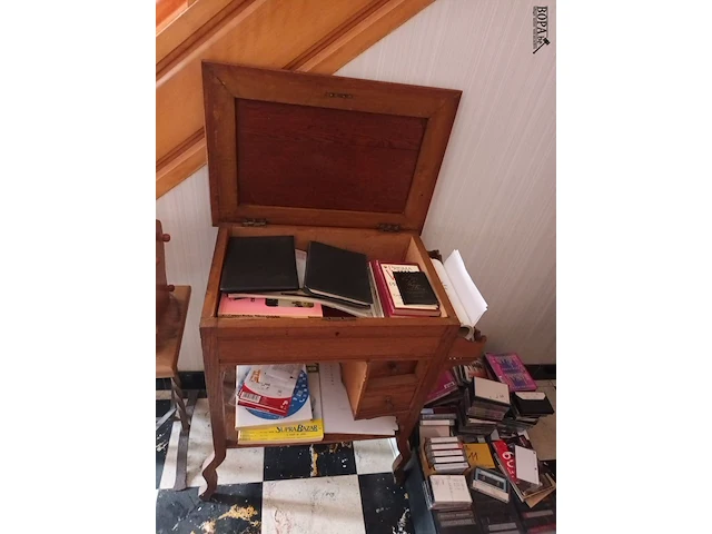 Lot 5 - bijzettafels en krantenrekje - afbeelding 5 van  5