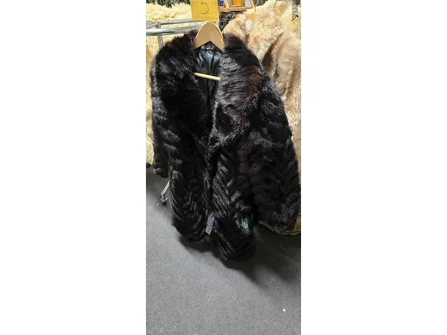 Lot 5 - bontjassen en bontsjaal - afbeelding 8 van  13