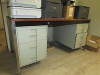 Lot 5 - bureau met lades