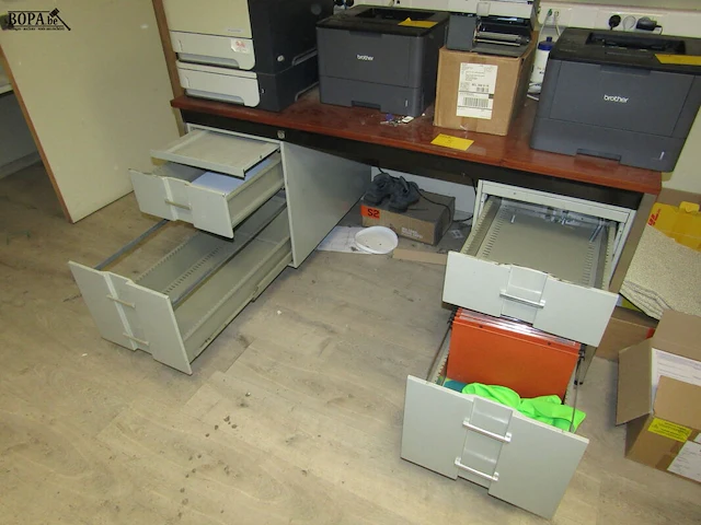 Lot 5 - bureau met lades - afbeelding 2 van  2