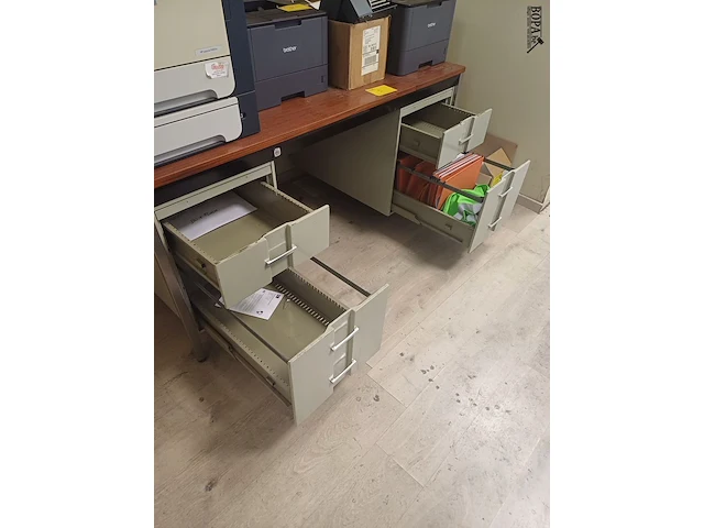 Lot 5 - bureau met lades - afbeelding 2 van  3