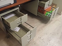 Lot 5 - bureau met lades - afbeelding 2 van  3