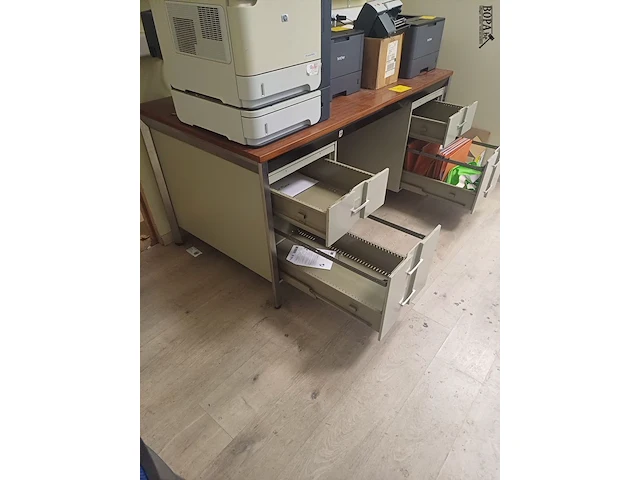 Lot 5 - bureau met lades - afbeelding 3 van  3