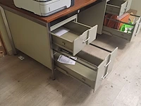 Lot 5 - bureau met lades - afbeelding 3 van  3