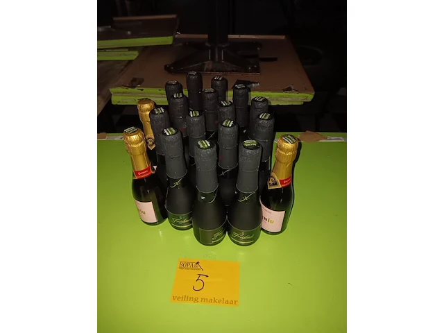 Lot 5 - cava - 18 flesjes - afbeelding 1 van  2