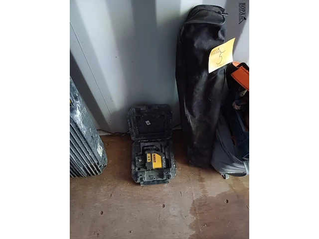 Lot 5 - dewalt laser met statief - afbeelding 1 van  4